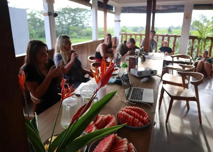 The Moon House For Entrepreneurs Хостел *